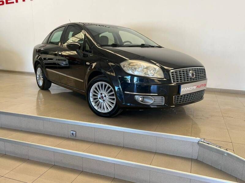 Preto Usado 2009 Fiat Linea Emotion Sedan | € 5.490 (Preço justo) - Imagem 1/4