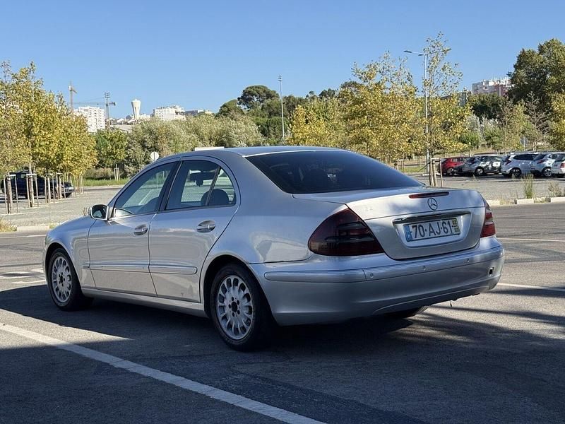 Usado Mercedes E270 Elegance 177 HP (130 kW) 2002 Cinza Sedan