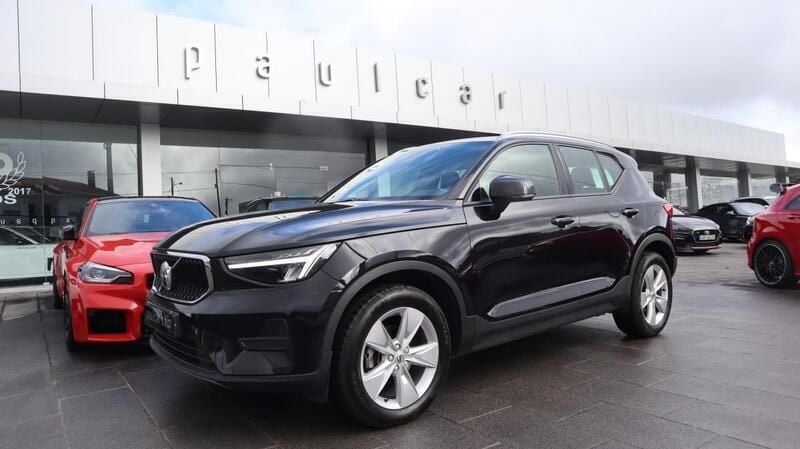 Preto Usado 2022 Volvo XC40 Momentum SUV | € 33.500 (Preço elevado) - Imagem 1/4