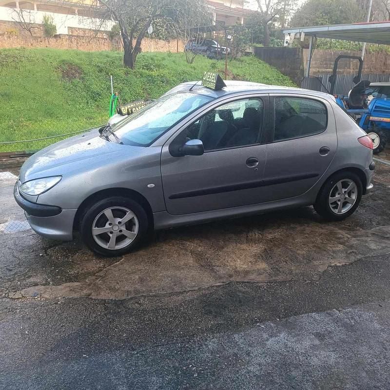 Usado Peugeot 206 68 HP (50 kW) 2004 Cinzento Citadino