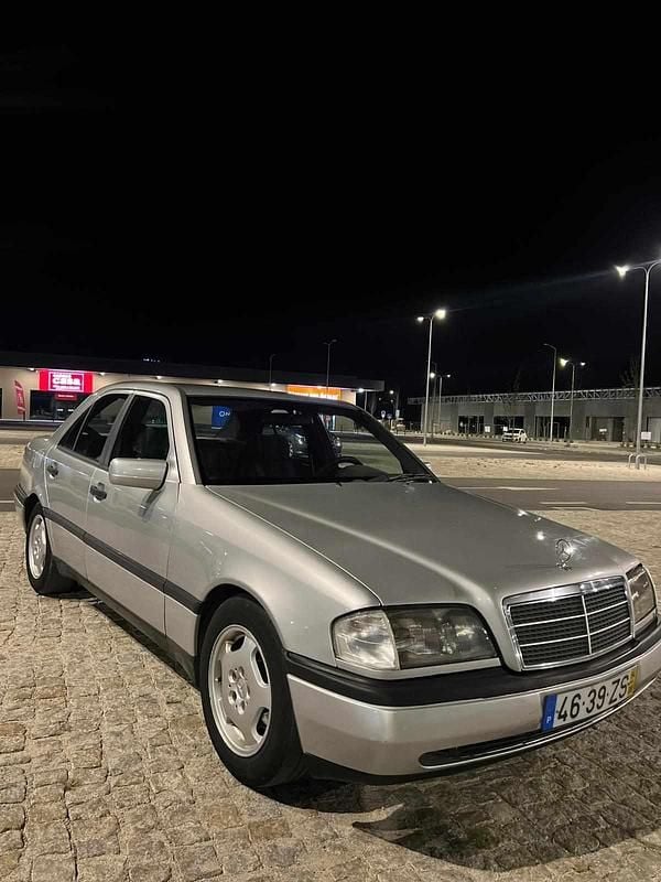 Cinzento Usado 2005 Mercedes C200 Sedan | € 2.000 - Imagem 1/4
