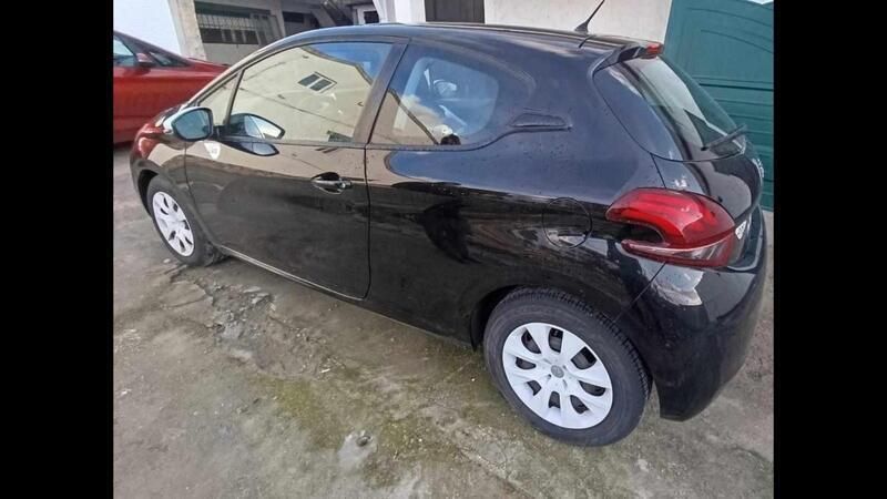 Preto Usado 2016 Peugeot 208 Citadino | € 7.500 (Bom preço) - Imagem 1/4