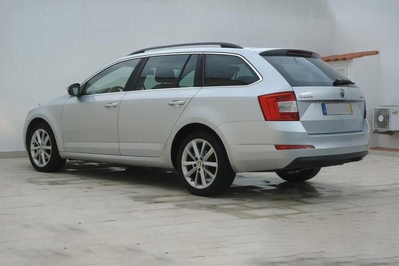 Usado Skoda Octavia Elegance 105 HP (77 kW) 2015 Cinzento Citadino