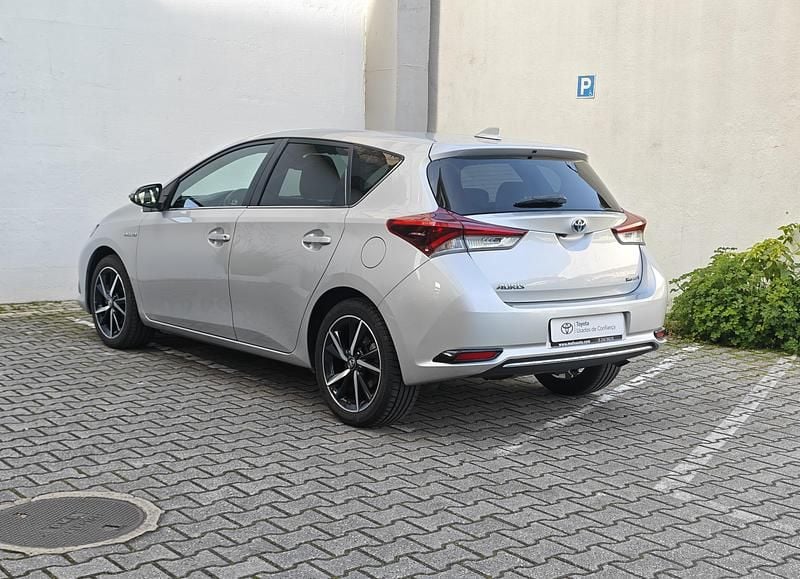 Usado Toyota Auris Comfort 136 HP (100 kW) 2017 Cinza (desconhecido) Sedan