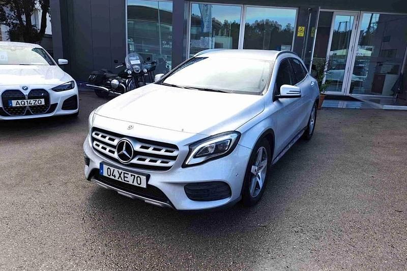 Cinzento Usado 2019 Mercedes GLA220 AMG line SUV | € 30.490 - Imagem 1/4