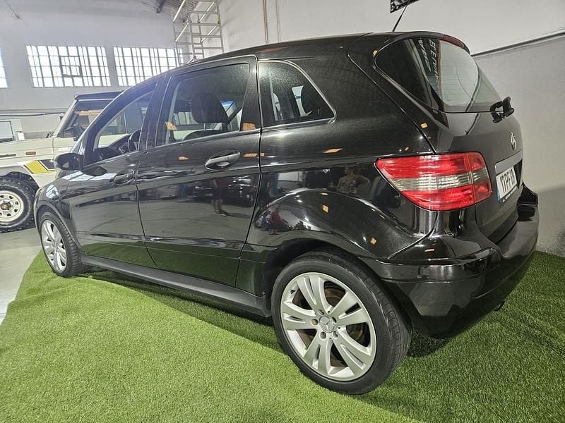 Usado Mercedes B180 109 HP (80 kW) 2008 Preto Monovolume