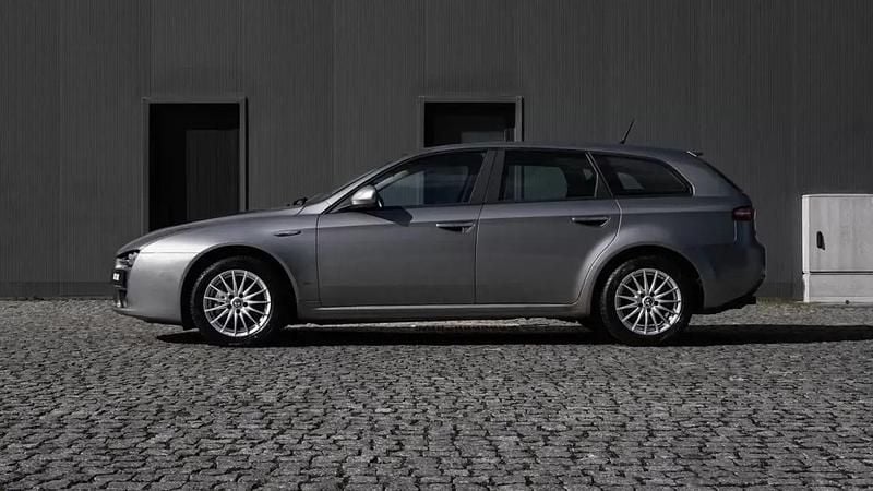 Usado Alfa Romeo 159 Distinctive 120 HP (88 kW) 2010 Cinzento Carrinha