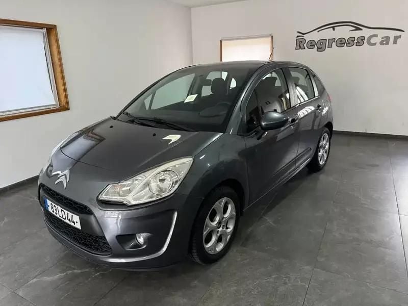Cinzento Usado 2010 Citroën C3 Attraction Citadino | € 6.750 (Preço justo) - Imagem 1/4