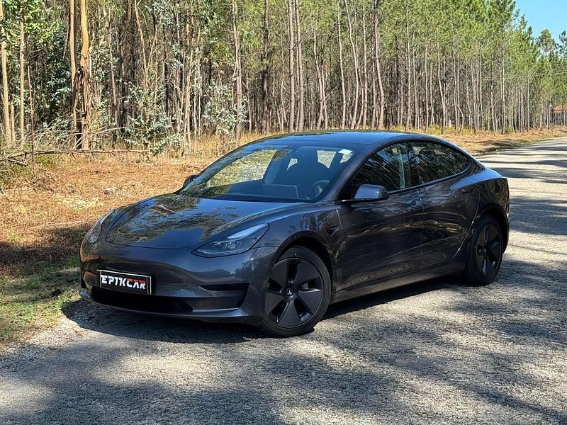 Cinza Usado 2021 Tesla Model 3 Standard Range Plus Sedan | € 23.497 (Preço justo) - Imagem 1/4