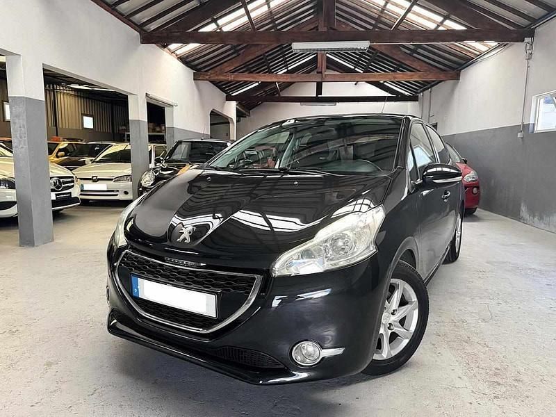 Preto Usado 2012 Peugeot 208 Allure Citadino | € 5.950 (Preço justo) - Imagem 1/4