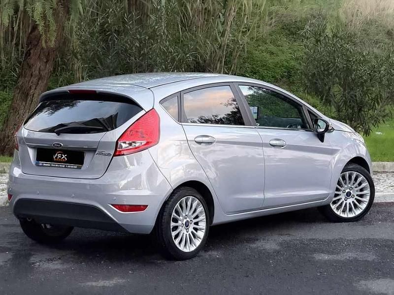 Usado Ford Fiesta 69 HP (50 kW) 2011 Cinzento Carrinha