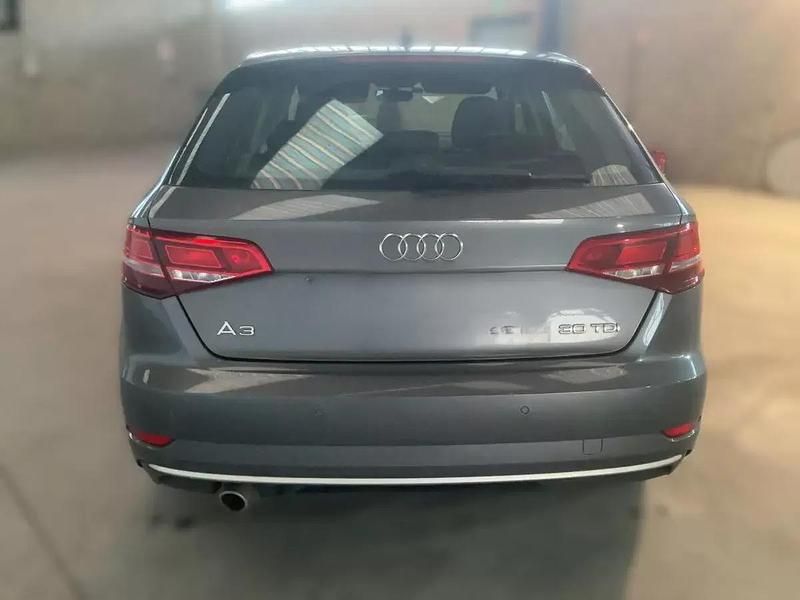 Usado Audi A3 Sport 116 HP (85 kW) 2019 Cinzento Sedan