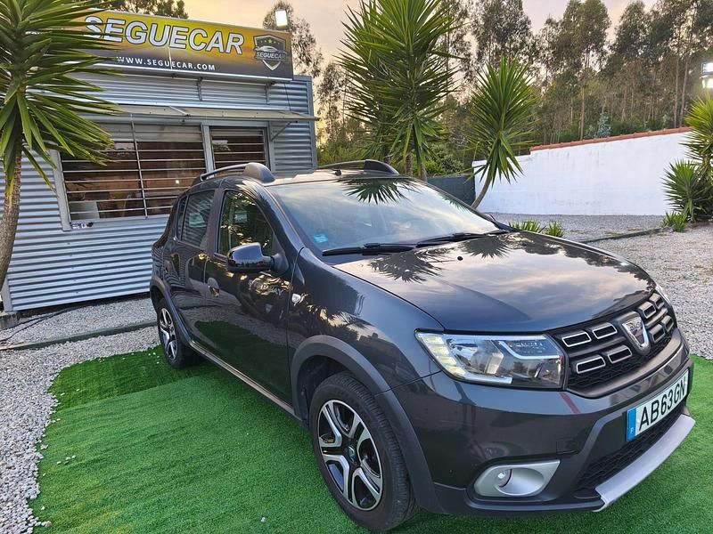 Cinza Usado 2020 Dacia Sandero Essentiel Citadino | € 11.500 - Imagem 1/4
