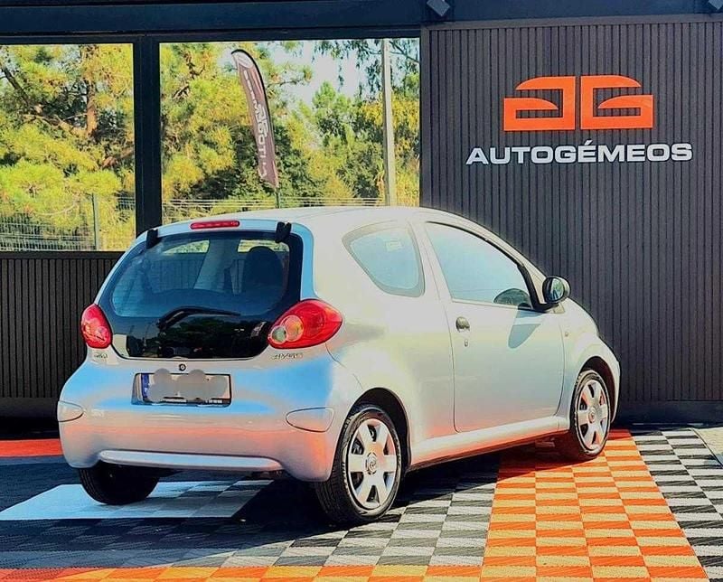 Usado Toyota Aygo 68 HP (50 kW) 2008 Verde Citadino