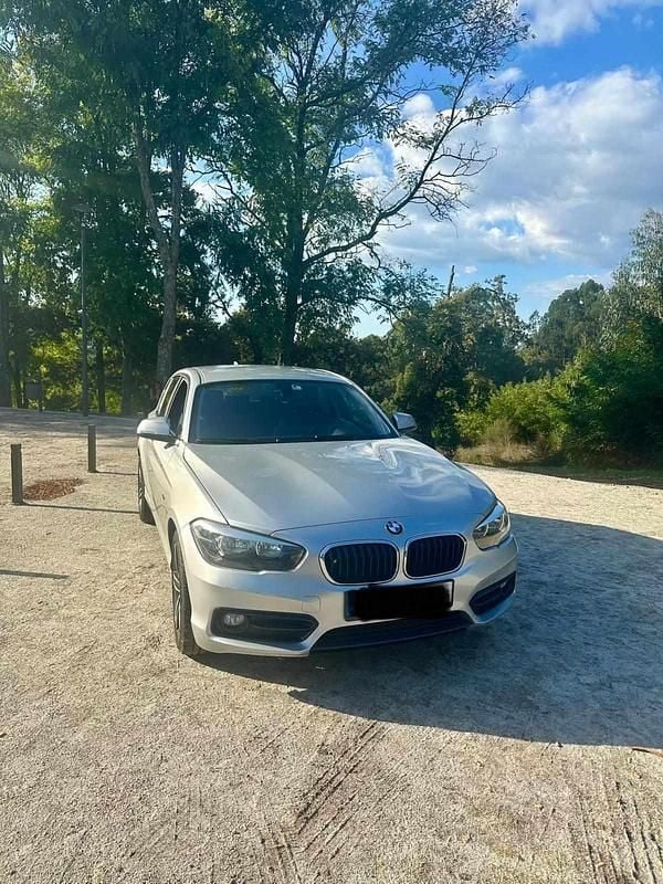 Cinzento Usado 2015 BMW 118 Citadino | € 13.000 (Preço justo) - Imagem 1/4