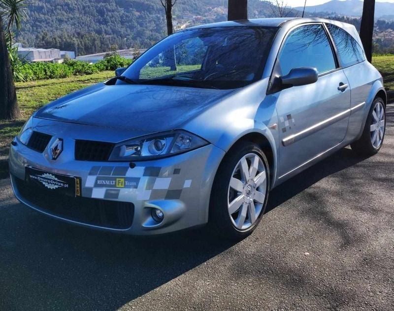 Cinzento Usado 2004 Renault Mégane II R.S. Citadino | € 14.990 - Imagem 1/4