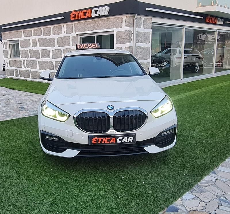 Branco Usado 2021 BMW 118 Sport Line Citadino | € 28.999 (Caro) - Imagem 1/4