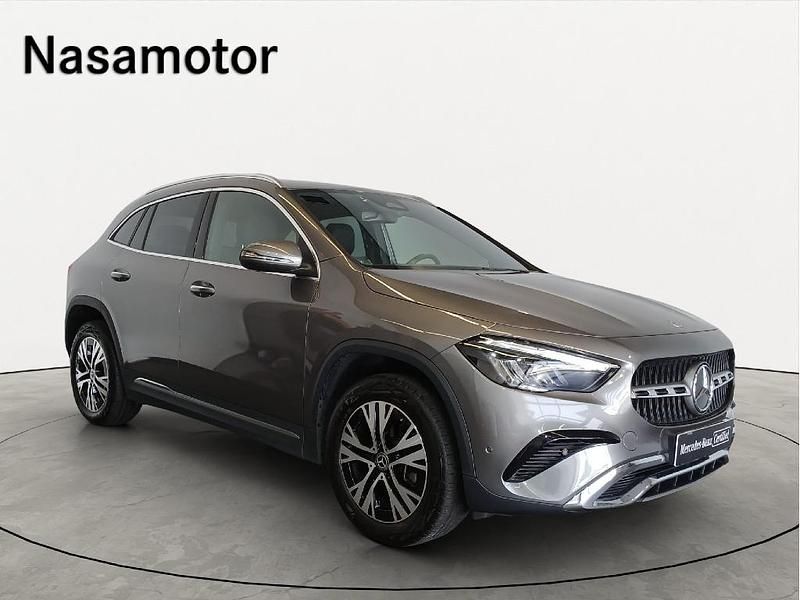 Cinzento escuro metalizado Usado 2023 Mercedes GLA180 SUV | € 43.900 (Preço justo) - Imagem 1/4
