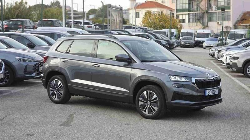 Cinzento Usado 2025 Skoda Karoq Selection SUV | € 26.990 - Imagem 1/4