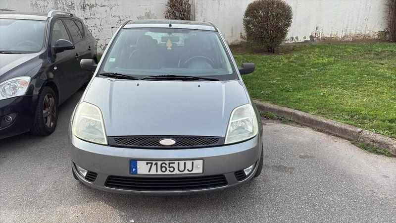 Cinzento Usado 2002 Ford Fiesta Citadino | € 2.750 (Preço justo) - Imagem 1/4