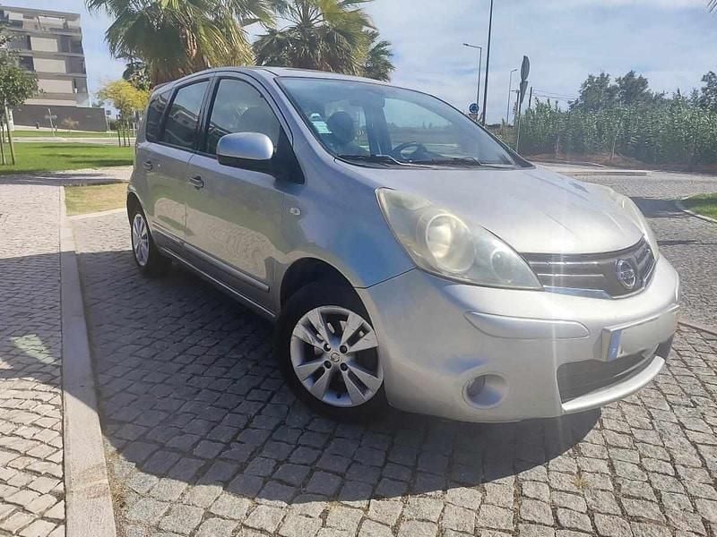 Cinzento Usado 2010 Nissan Note Monovolume | € 2.450 - Imagem 1/4