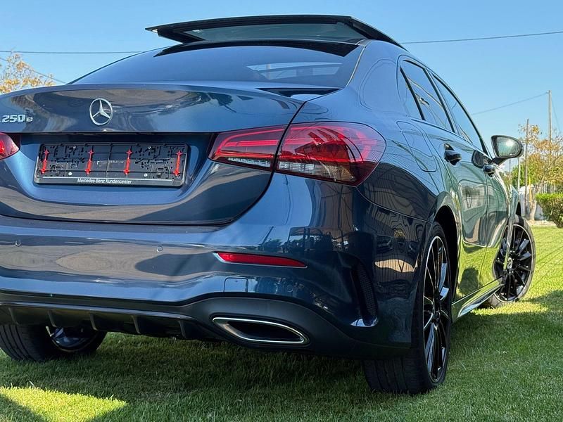 Usado Mercedes A250 Advanced Plus 218 HP (160 kW) 2020 Azul Sedan