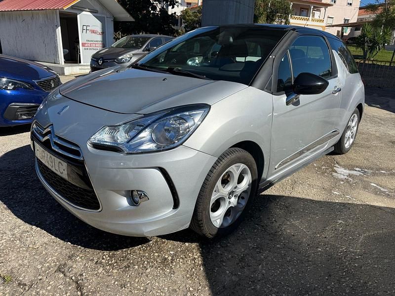 Cinza Usado 2013 DS Automobiles DS3 Chic Citadino | € 8.990 - Imagem 1/4