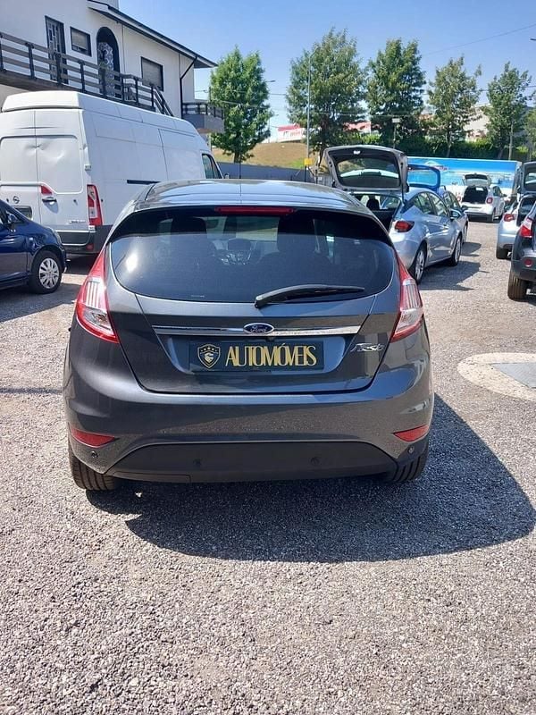 Usado Ford Fiesta ST-Line 95 HP (69 kW) 2016 Cinza