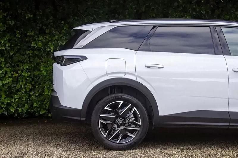 Usado Peugeot 5008 Allure 145 HP (106 kW) 2025 Branco Monovolume