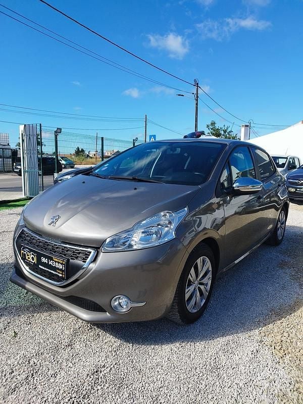 Castanho Usado 2015 Peugeot 208 Style Citadino | € 8.650 (Preço justo) - Imagem 1/4