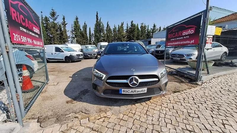 Cinzento Usado 2020 Mercedes A180 Progressive Citadino | € 22.900 (Bom preço) - Imagem 1/4