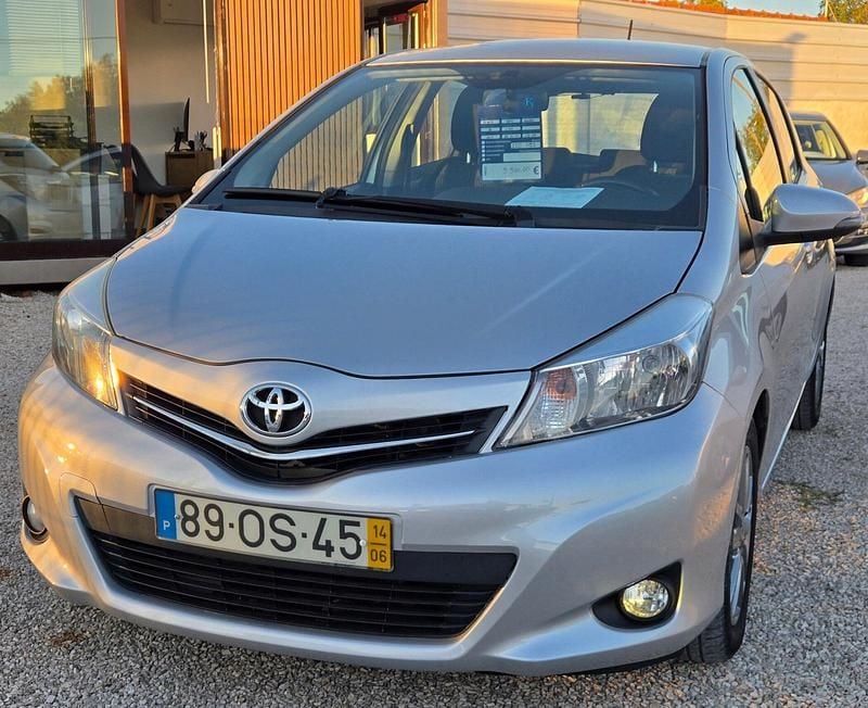 Usado Toyota Yaris Comfort 90 HP (66 kW) 2014 Cinza Citadino
