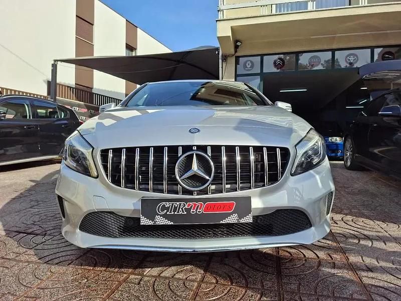 Usado Mercedes A180 109 HP (80 kW) 2017 Cinza antracite Citadino