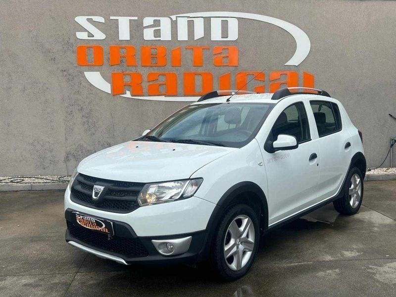 Branco Usado 2014 Dacia Sandero Stepway Citadino | € 8.450 (Caro) - Imagem 1/4