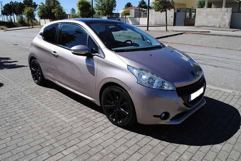 Usado 2012 Peugeot 208 Allure Citadino | € 10.250 (Preço justo) - Imagem 1/4