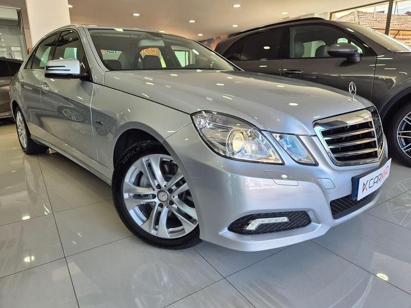 Cinza Usado 2010 Mercedes E250 Avantgarde Sedan | € 14.990 - Imagem 1/4