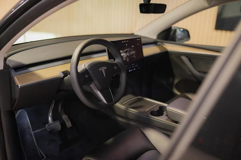 Usado Tesla Model Y 239 kW (325 HP) 2023 Cinzento SUV