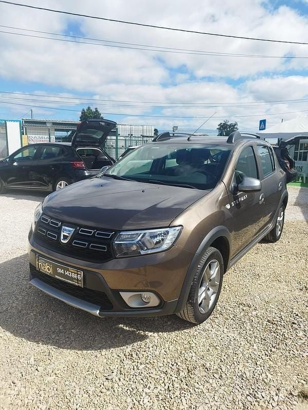 Castanho Usado 2017 Dacia Sandero Comfort Citadino | € 10.450 (Preço justo) - Imagem 1/4