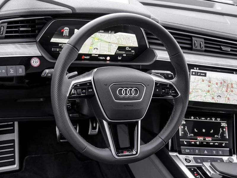 Azul Usado 2024 Audi Q8 e-tron S-Line SUV | € 62.900 - Imagem 1/4