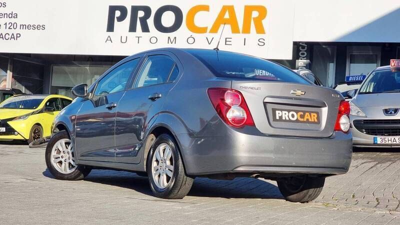 Usado Chevrolet Aveo LT 95 HP (69 kW) 2012 Cinzento Sedan