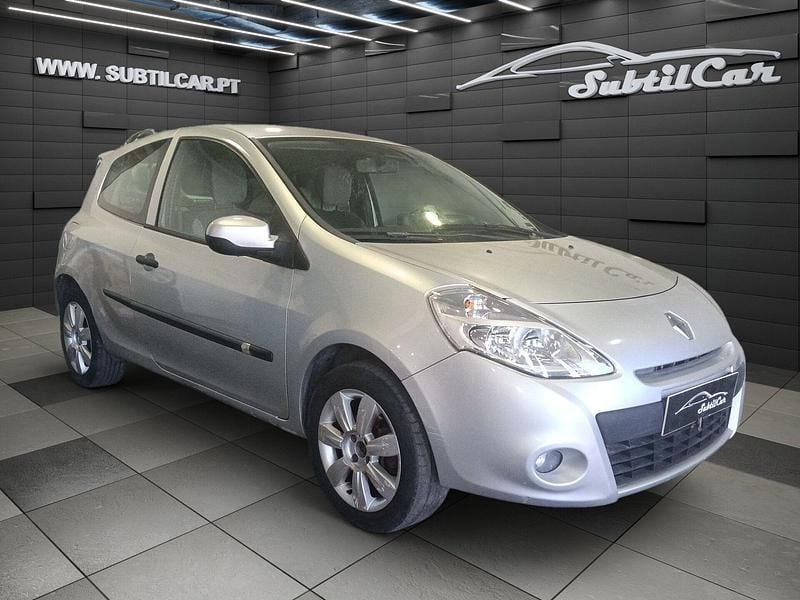 Cinza Usado 2011 Renault Clio II Dynamique Citadino | € 4.990 - Imagem 1/4