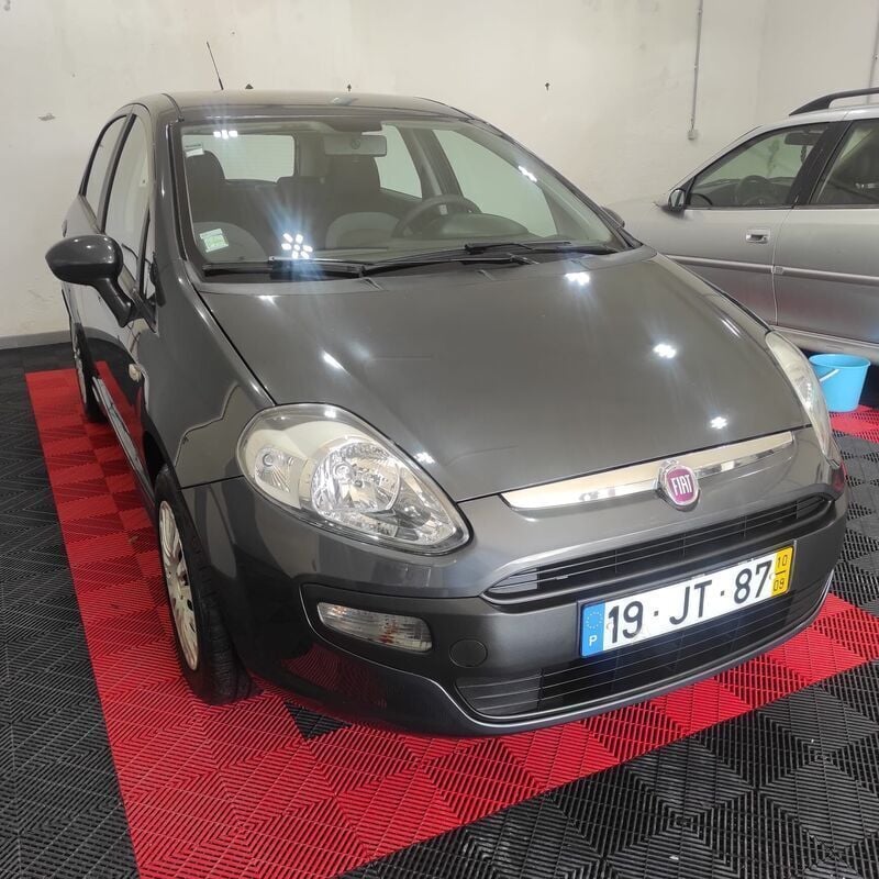 Cinza Usado 2010 Fiat Punto Easy Citadino | € 7.900 - Imagem 1/4
