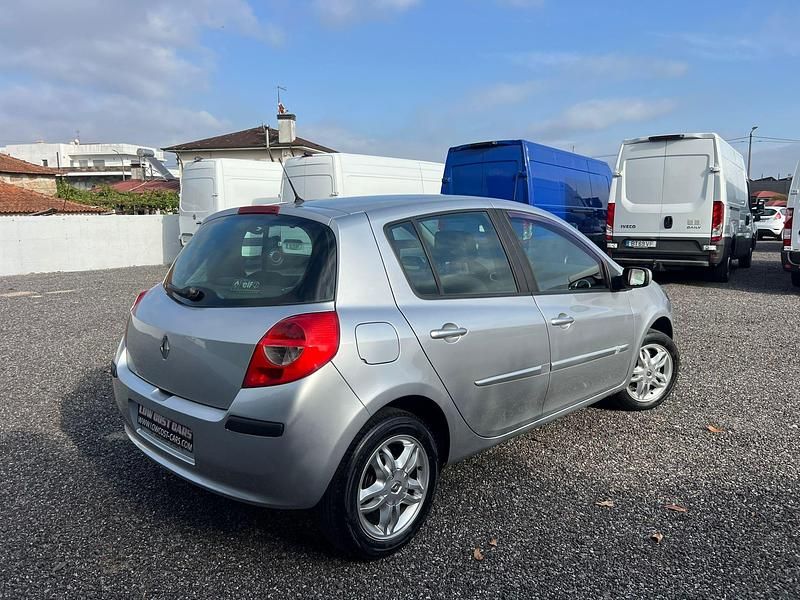 Usado Renault Clio II Dynamique 75 HP (55 kW) 2006 Cinza Citadino