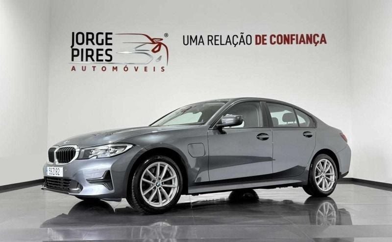 Cinzento Usado 2019 BMW 330 Carrinha | € 27.990 (Preço justo) - Imagem 1/4