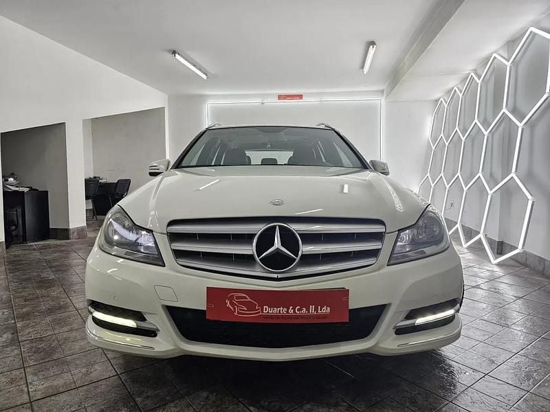 Usado Mercedes C220 Avantgarde 170 HP (125 kW) 2011 Branco pérola Carrinha