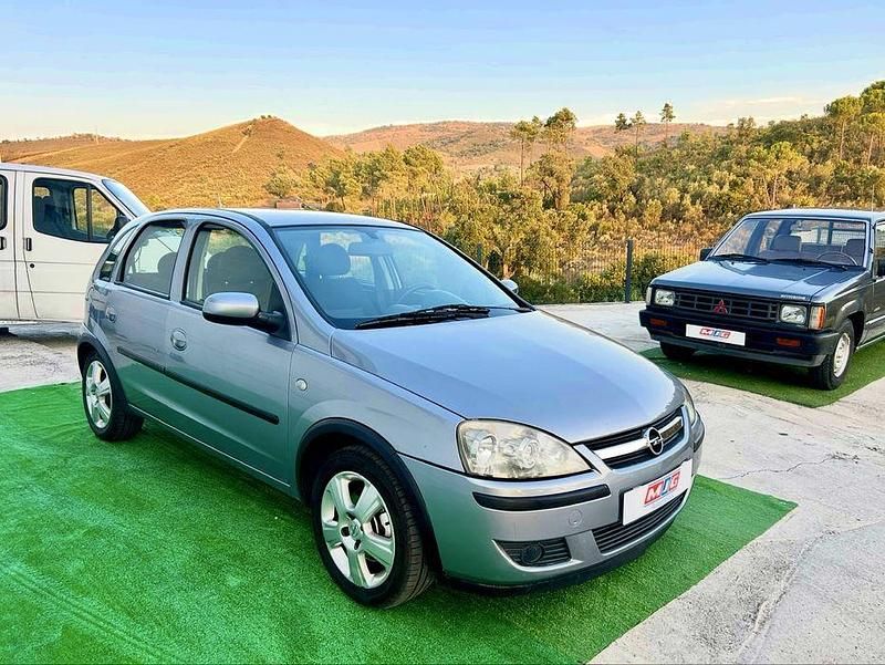 Usado Opel Corsa Cosmo 70 HP (51 kW) 2005 Sedan