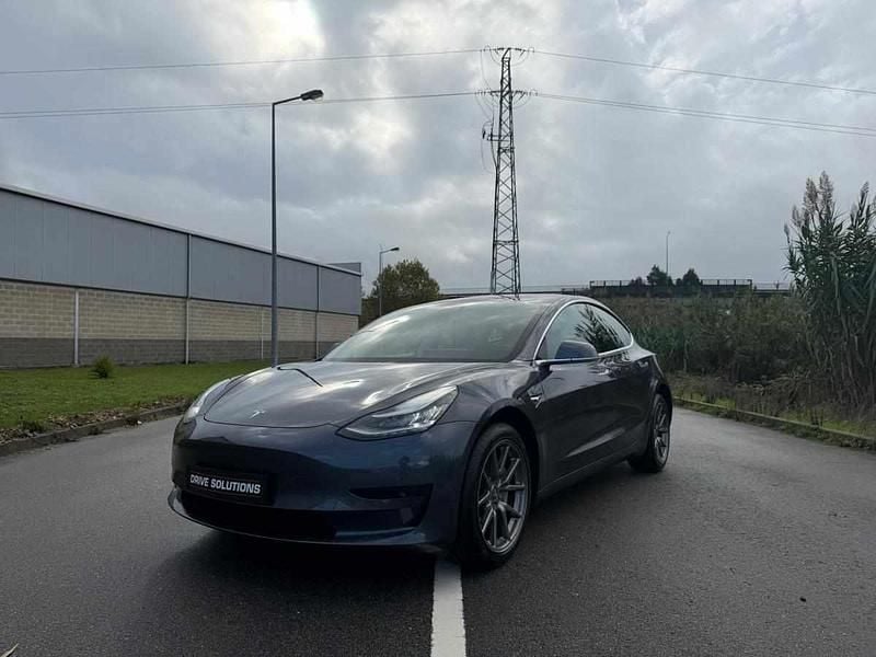 Cinzento Usado 2020 Tesla Model 3 Standard Range Plus Sedan | € 22.900 (Preço justo) - Imagem 1/4