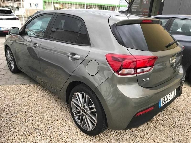 Usado Kia Rio 100 HP (73 kW) 2023 Verde Citadino