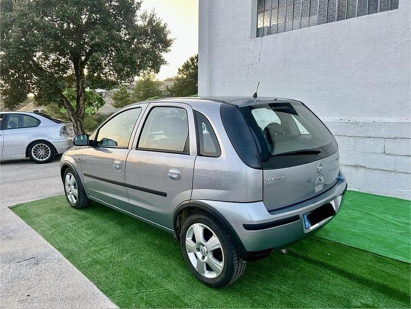 Usado Opel Corsa Cosmo 70 HP (51 kW) 2005 Sedan