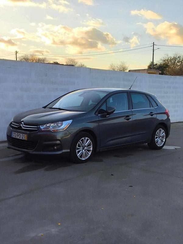 Cinzento Usado 2015 Citroën C4 Citadino | € 8.500 (Preço justo) - Imagem 1/4